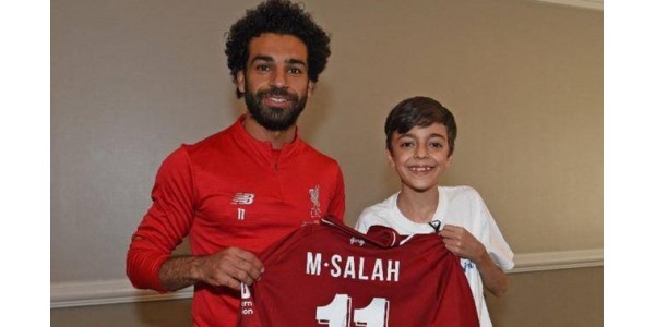Mohamed Salah visita criança doente síria